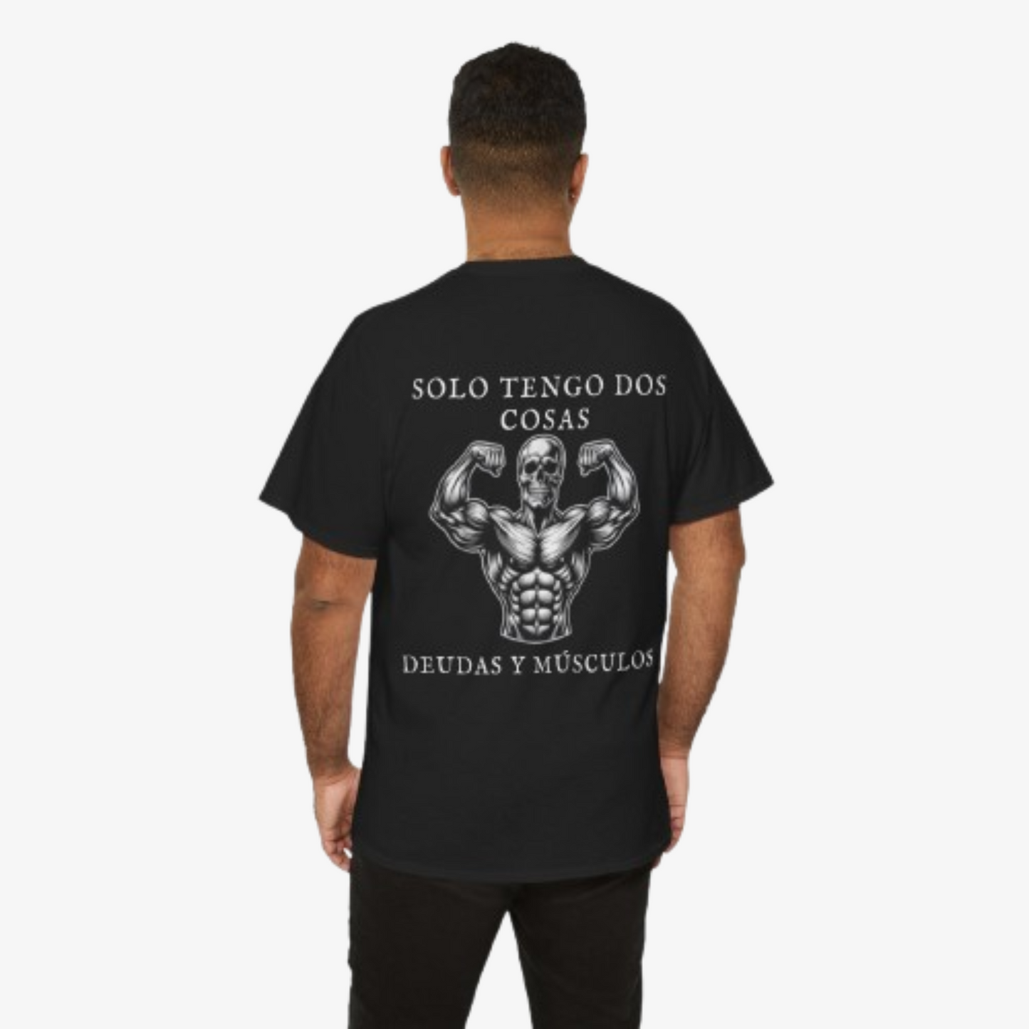 CAMISETA ´SOLO TENGO DOS COSAS DEUDAS Y MÚSCULOS´