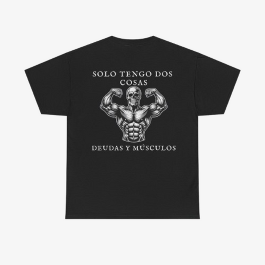 CAMISETA  ´SOLO TENGO DOS COSAS DEUDAS Y MÚSCULOS´